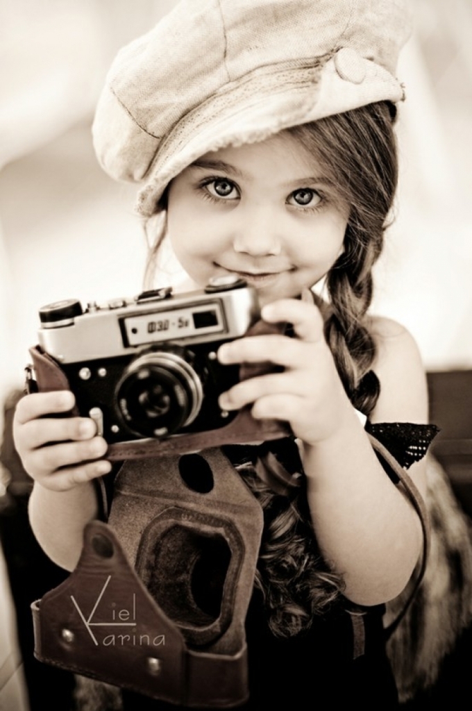 fetita-cu-camera-foto